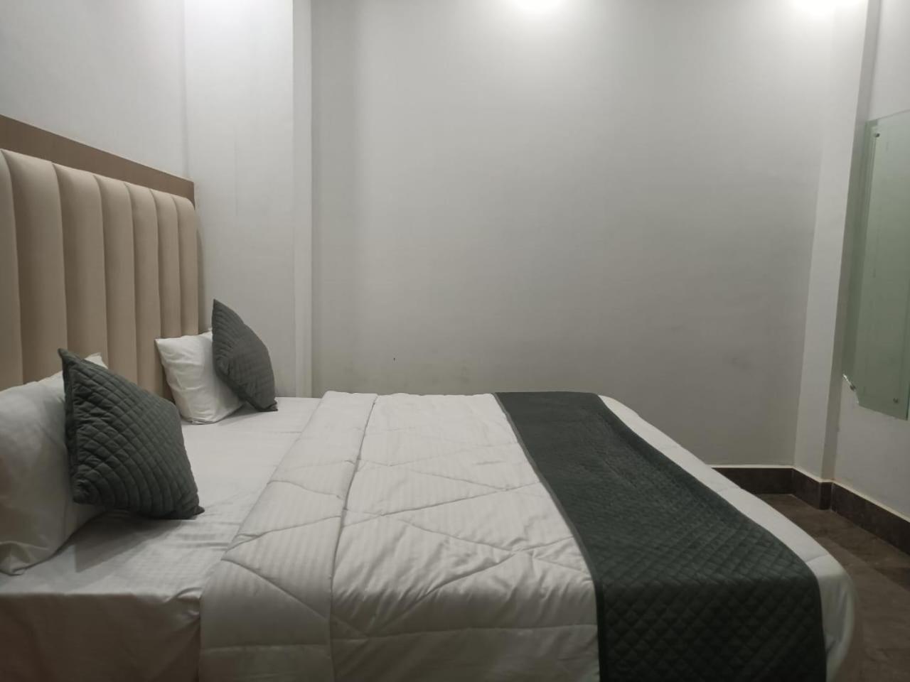 Hotel Whitehouse Ac Family Room 阿格拉 外观 照片