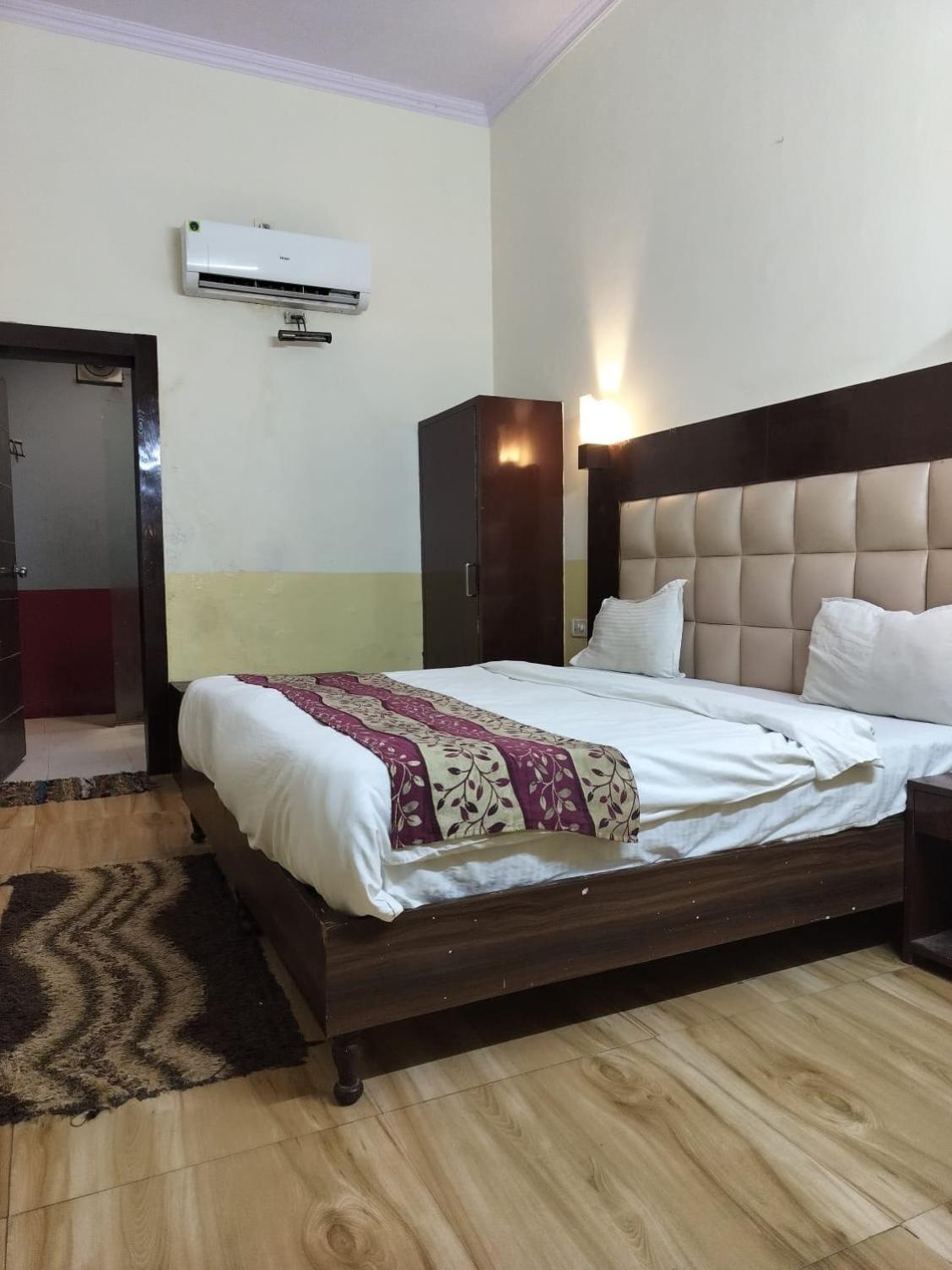 Hotel Whitehouse Ac Family Room 阿格拉 外观 照片